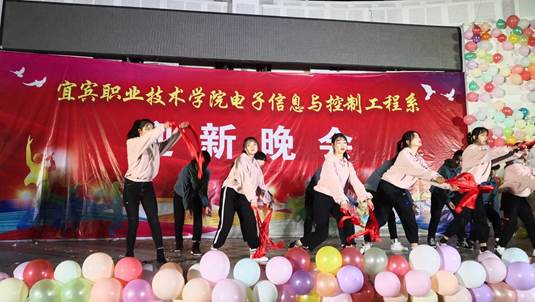 说明:F:\2018年秋\新闻报道\20181118迎新晚会\IMG_20181118_200856.jpg