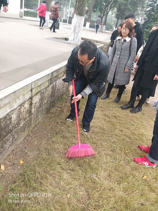 说明:F:\2018年秋\新闻报道\20181219卫生大扫除\2.jpg