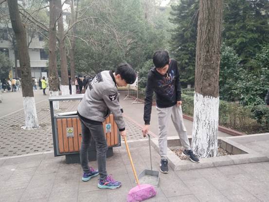 说明:F:\2018年秋\新闻报道\20181219卫生大扫除\QQ图片20181219153108.jpg